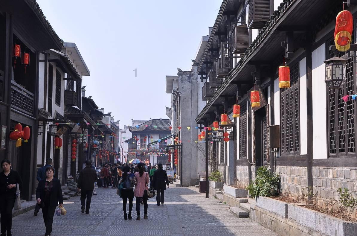 聪明白色露脐T恤搭配蓝色紧身牛仔裤,可盐可甜,大秀优美身材曲线,你喜欢吗?问答
